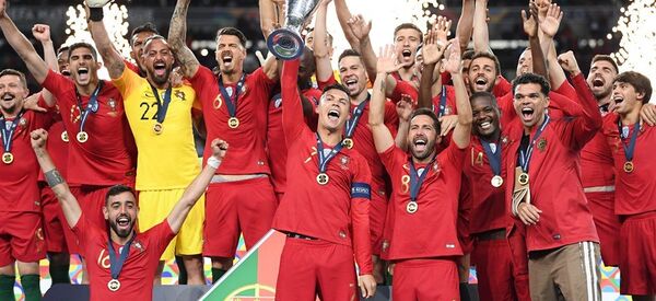 بوسه رونالدو به جام قهرمانی لیگ ملت ها، اروپا در تسخیر پرتگال بوسه رونالدو به جام قهرمانی لیگ ملت ها، اروپا در تسخیر پرتگال - اسپوتنیک افغانستان