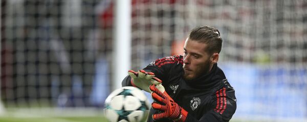 Manchester United goalkeeper David de Gea warms up before the Champions League group A soccer match between Manchester United and Benfica, at Old Trafford, in Manchester, England, Tuesday, Oct. 31, 2017 Manchester United goalkeeper David de Gea warms up before the Champions League group A soccer match between Manchester United and Benfica, at Old Trafford, in Manchester, England, Tuesday, Oct. 31, 2017 - اسپوتنیک افغانستان