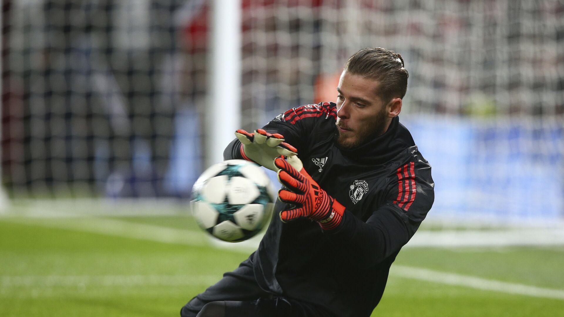 Manchester United goalkeeper David de Gea warms up before the Champions League group A soccer match between Manchester United and Benfica, at Old Trafford, in Manchester, England, Tuesday, Oct. 31, 2017 - اسپوتنیک افغانستان  , 1920, 24.02.2022