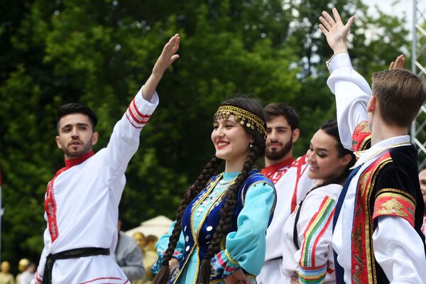 جوانان در لباس های ملی در جشن روز روسیه در کازان - اسپوتنیک افغانستان  