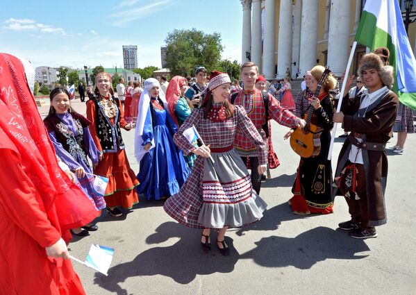 جوانان در لباس های ملی در جشن روز روسیه در چلیابینسک - اسپوتنیک افغانستان  