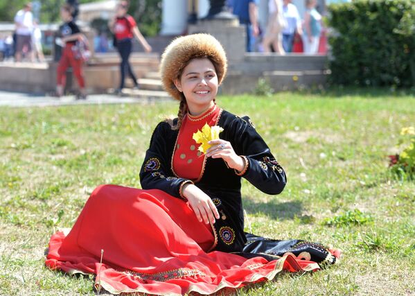 دختری با لباس ملی در جشن روز روسیه در چلیابینسک - اسپوتنیک افغانستان  