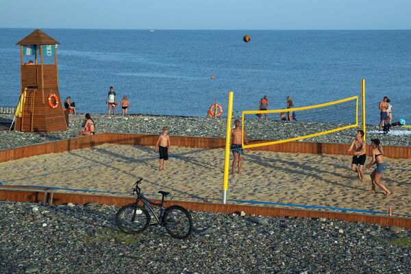 مردان و زنان در جریان بازی والیبال ساحلی در کنار بحیره سیاه، سوچی روسیه - اسپوتنیک افغانستان  