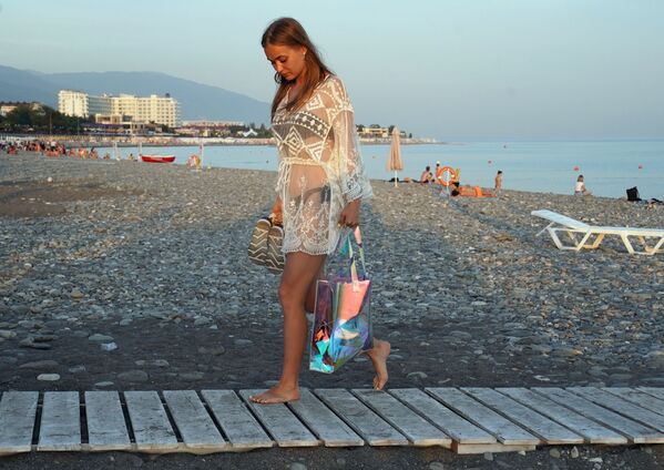 دختری در ساحل بحیره سیاه شهر سوچی روسیه - اسپوتنیک افغانستان  