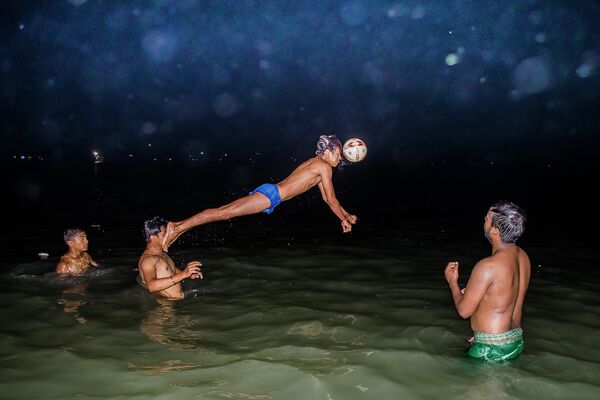 عکس لحظه سرنوشت ساز در مسابقه واترپلو گرفته شده توسط آیاناو سیل، عکاس هندی  فینالیست مسابقه عکاسی استنین سال 2019 - اسپوتنیک افغانستان  