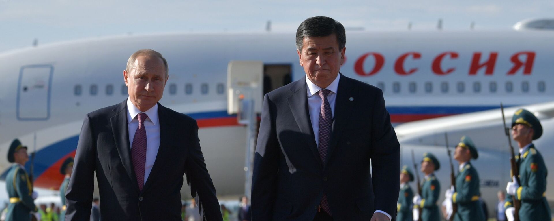 ولادیمیر پوتین، رئیس جمهور روسیه و سورنبای جینبکف، رئیس جمهور قرقیزستان در میدان هوایی شهر بیشکک - اسپوتنیک افغانستان  , 1920, 14.06.2019