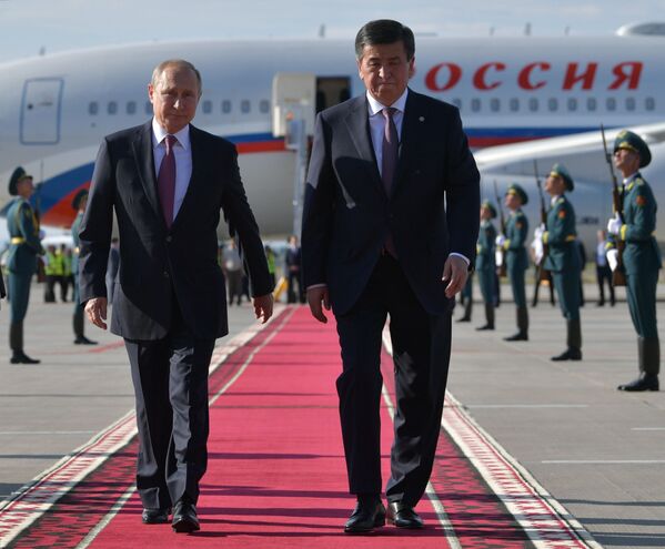 ولادیمیر پوتین، رئیس جمهور روسیه و سورنبای جینبکف، رئیس جمهور قرقیزستان در میدان هوایی شهر بیشکک - اسپوتنیک افغانستان  