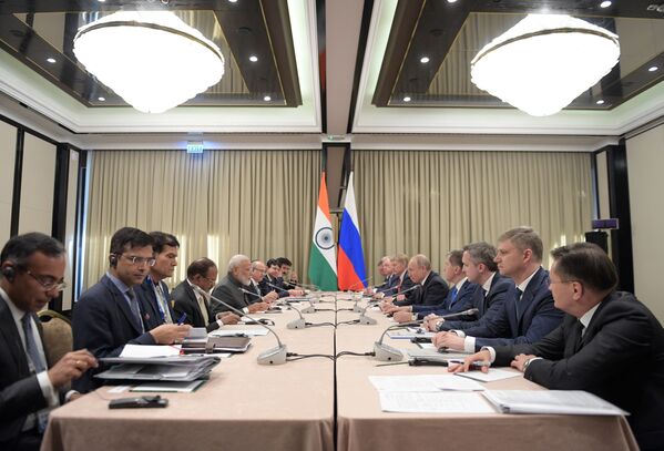 دیدار ولادیمیر پوتین، رئیس جمهور روسیه با نارندرا مودی، صدراعظم هند در حاشیه نشست سران سازمان همکاری های شانگهای - بیشکک - اسپوتنیک افغانستان  