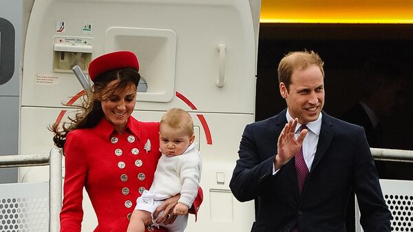 Принц Уильяма с женой Кейт Миддлтон и ребенком в аэропорту Веллингтона, Новая Зеландия  - اسپوتنیک افغانستان  