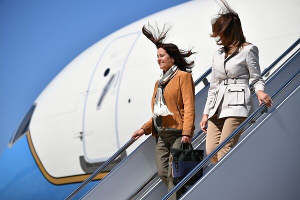 ملانیا ترامپ بانوی نخست امریک و همسر مایک پنس، معاون نخست رئیس جمهور امریکا هنگام خروج از هواپیما در کارولینای شمالی - اسپوتنیک افغانستان  