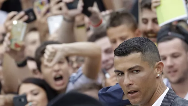 Portuguese ace Ronaldo passes among enthusiast fans as he arrives to undergo medical checks at the Juventus stadium in Turin, Italy, Monday, July 16, 2018 - اسپوتنیک افغانستان  