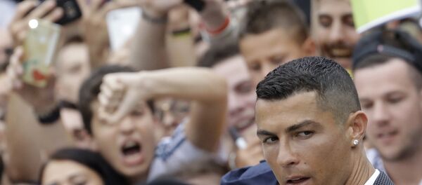Portuguese ace Ronaldo passes among enthusiast fans as he arrives to undergo medical checks at the Juventus stadium in Turin, Italy, Monday, July 16, 2018 Portuguese ace Ronaldo passes among enthusiast fans as he arrives to undergo medical checks at the Juventus stadium in Turin, Italy, Monday, July 16, 2018 - اسپوتنیک افغانستان