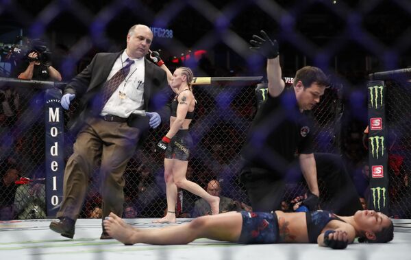 والنتینا شیفچینکو حریف امریکایی خود را در مسابقات UFC 238 ناک اوت کرد - اسپوتنیک افغانستان  