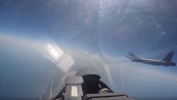 Кадр из видео перехвата бомбардировщика ВВС США российским Су-27 - اسپوتنیک افغانستان  