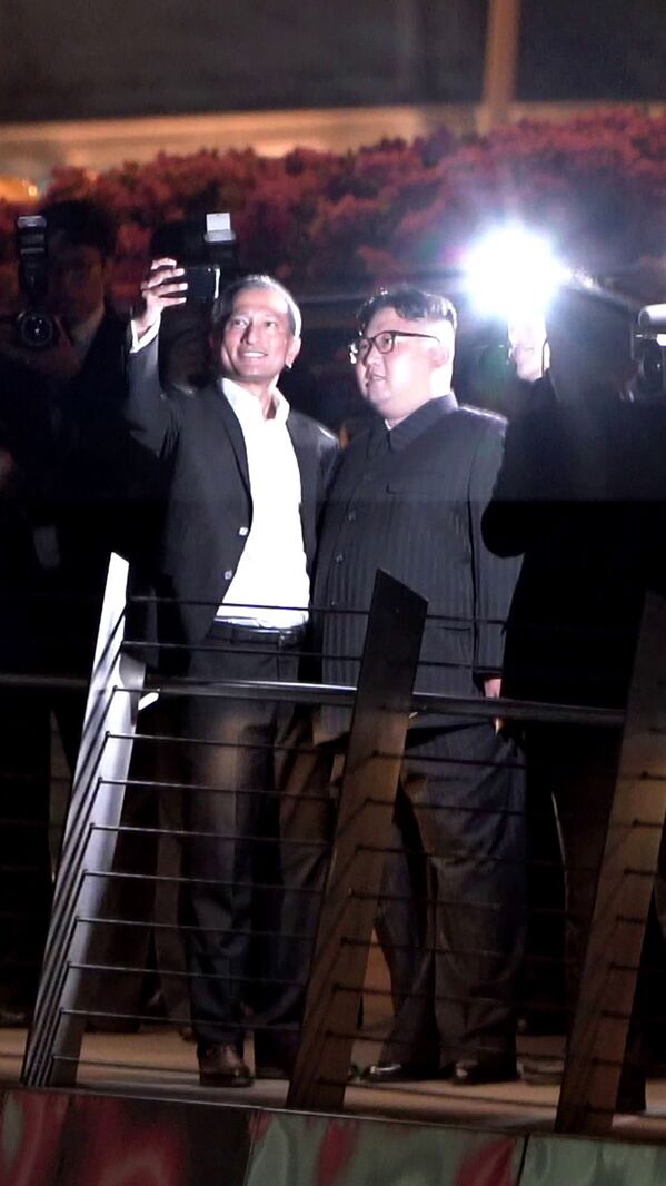 ویویان بالاکریشنان، وزیر امور خارجه سنگاپور در حال گرفتن سلفی با کیم جونگ اون، رهبر کوریای شمالی - اسپوتنیک افغانستان  