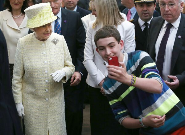 سلفی با ملکه بریتانیا الیزابت دوم - اسپوتنیک افغانستان  