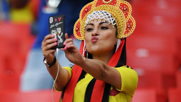 سلفی جالب یک هوادار تیم ملی کلمبیا قبل از آغاز مسابقه تیم با انگلستان در جام جهانی روسیه - اسپوتنیک افغانستان  