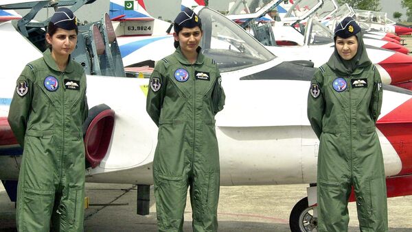اولین زنان پیلوت پاکستانی درجوار طیارات تعلیمی Т-37 - اسپوتنیک افغانستان  