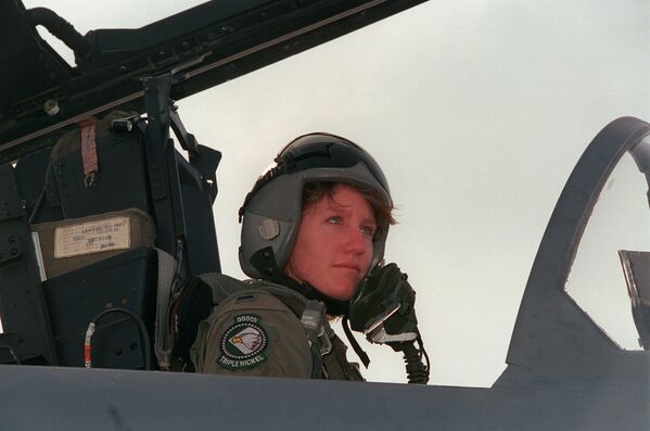 جینی فلین اولین زن پیلوت طیاره F-15E امریکا - اسپوتنیک افغانستان  