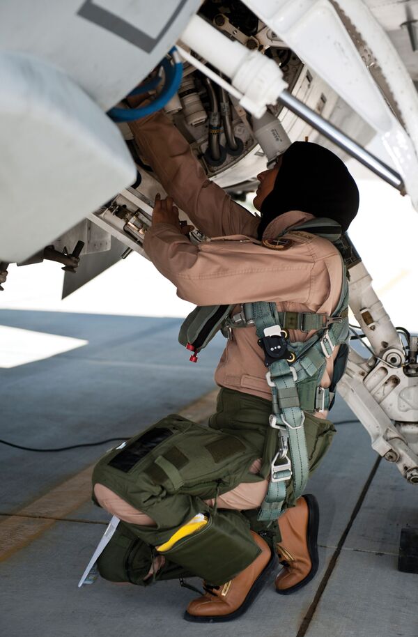 ماریم المنصور پیلوت قوای هوائی امارات متحده عرب حین که طیاره خود را آزمایش می نماید - اسپوتنیک افغانستان  