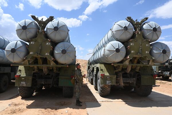 سیستم دفاع راکتی اس - ۳۰۰ روسی در تمرینات نظامی به روایت تصویر - اسپوتنیک افغانستان  