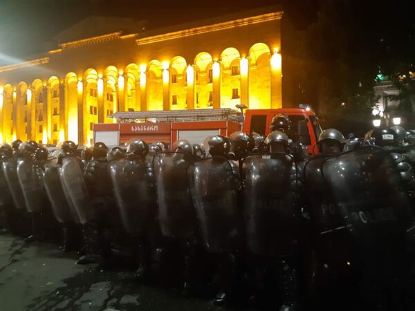 تظاهرات ضد دولتی در مقابل پارلمان گرجستان – شهر تفلیس - اسپوتنیک افغانستان  