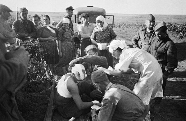 نرس ها در حال کمک به مجروحین حملات هوایی آلمان نازی - ۲۲ جولای ۱۹۴۱ - اسپوتنیک افغانستان  