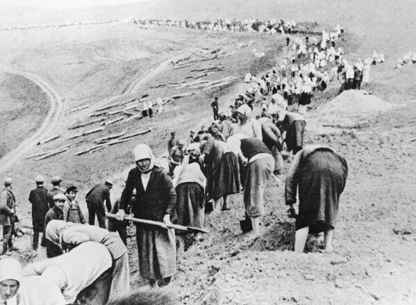 دهقانان در حال ساخت خط دفاعی - جولای ۱۹۴۱ - اسپوتنیک افغانستان  