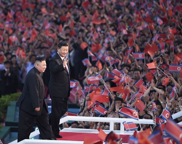 شی جین‌پینگ، رئیس جمهور چین و کیم جونگ اون، رهبر کوریای شمالی – شهر پیونگ‌یانگ، کوریای شمالی - اسپوتنیک افغانستان  