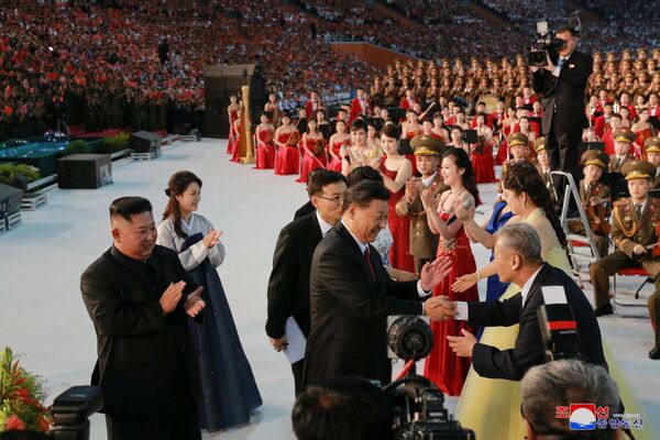 شی جین‌پینگ، رئیس جمهور چین و کیم جونگ اون، رهبر کوریای شمالی – شهر پیونگ‌یانگ، کوریای شمالی - اسپوتنیک افغانستان  