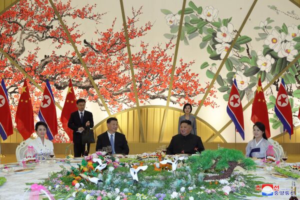 دیدار شی جین‌پینگ، رئیس جمهور چین و کیم جونگ اون، رهبر کوریای شمالی – شهر پیونگ‌یانگ، کوریای شمالی - اسپوتنیک افغانستان  