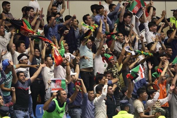 حمایت افغان‌ها از تیم ملی فوتسال افغانستان در مسابقه با تیم ملی فوتسال جاپان در ایران - اسپوتنیک افغانستان  