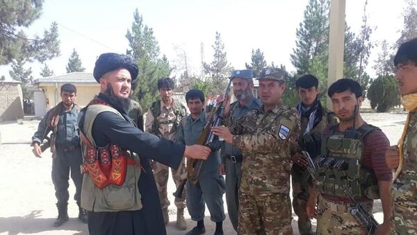 مسئول جلب و جذب طالبان در تخار به دولت تسلیم شد - اسپوتنیک افغانستان  