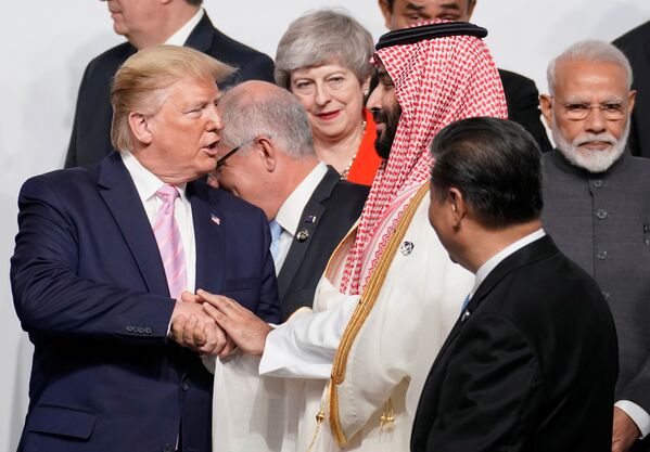 دونالد ترامپ، رئیس جمهور امریکا با محمد بن سلمان، ولیعهد عربستان سعودی در اجلاس سران «گروه ۲۰» - شهر اوزاکا، جاپان - اسپوتنیک افغانستان  