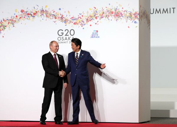 ولادیمیر پوتین، رئیس جمهور روسیه با شینزو آبه، نخست وزیر جاپان - اسپوتنیک افغانستان  
