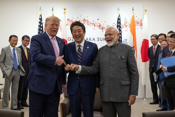 نارندرا مودی، نخست وزیر هند، شینزو آبه، نخست وزیر جاپان و دونالد ترامپ، رئیس جمهور امریکا در اجلاس سران «گروه ۲۰» - شهر اوزاکا، جاپان - اسپوتنیک افغانستان  