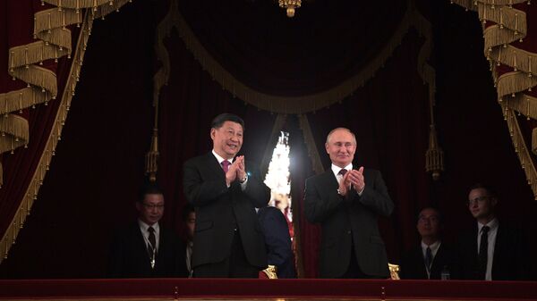 Председатель КНР Си Цзиньпин и президент России Владимир Путин на торжественном вечере, посвященном 70-летию установления дипломатических отношений между Россией и КНР - اسپوتنیک افغانستان  
