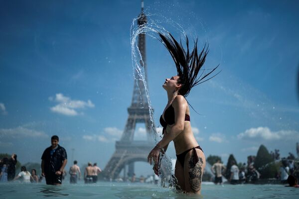دختری در حال آب بازی در گرمای پاریس - اسپوتنیک افغانستان  