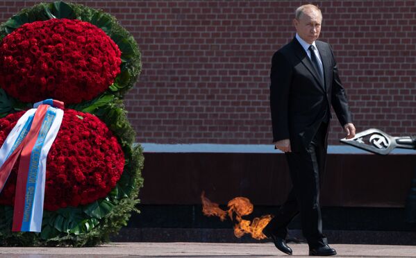 ولادیمیر پوتین رئیس جمهور روسیه در مراسم گذاشتن اکلیل گل بر مزار سپاهی گمنام - اسپوتنیک افغانستان  
