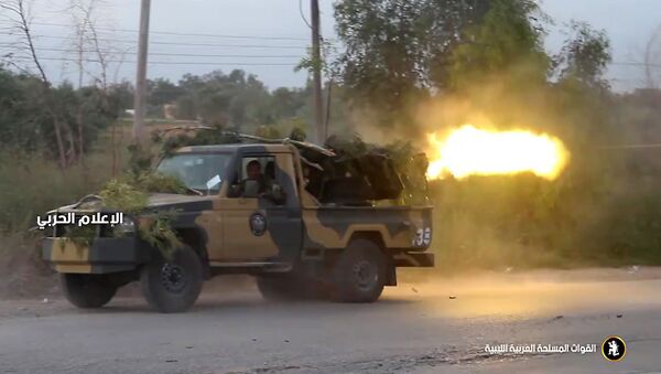 Автомобиль Ливийской национальной армии Халифы Хафтара ведет огонь под Триполи - اسپوتنیک افغانستان  