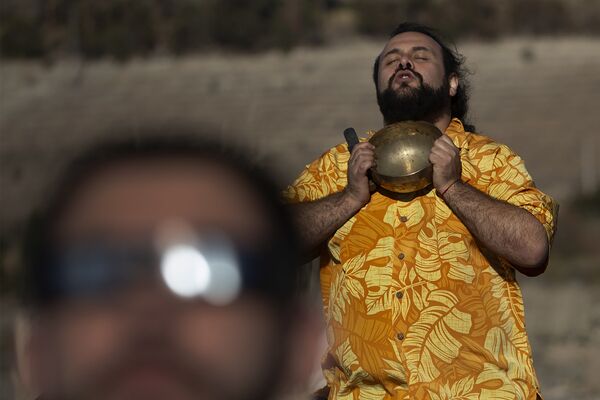یک مرد در جریان خورشید گرفتگی در شیلی دعا می‌کند - اسپوتنیک افغانستان  