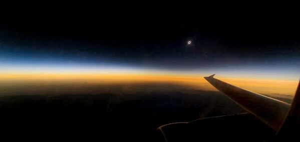 مشاهده خورشید گرفتگی از پنجره طیاره - اسپوتنیک افغانستان  
