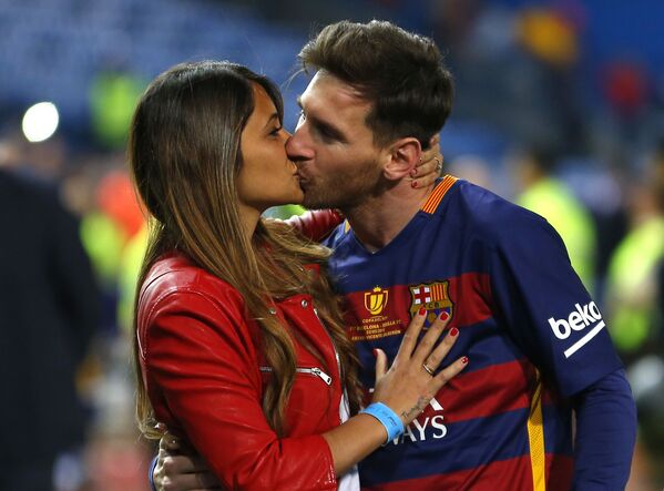 لئونل مسی در حال بوسیدن همسرش در استادیوم مادرید - اسپوتنیک افغانستان  