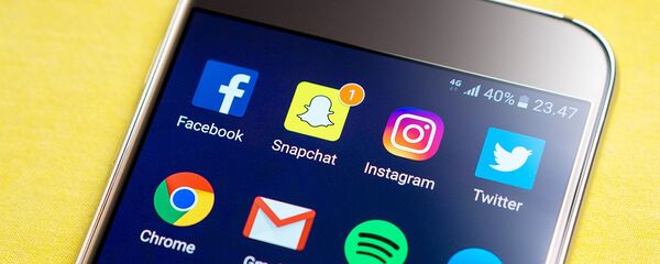 Значки-логотипы социальных сетей на экране смартфона Значки-логотипы социальных сетей на экране смартфона - اسپوتنیک افغانستان