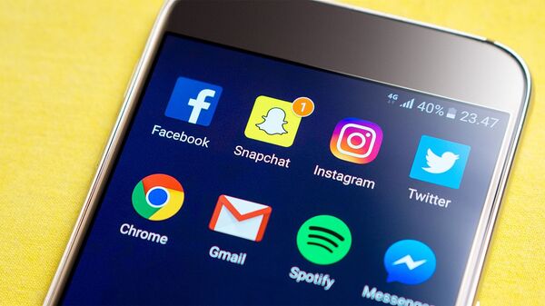 Значки-логотипы социальных сетей на экране смартфона - اسپوتنیک افغانستان  