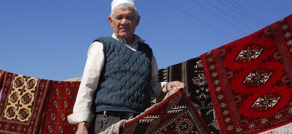 فروشنده فرش در بازار محلی - اسپوتنیک افغانستان  