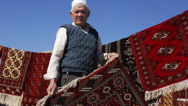 فروشنده فرش در بازار محلی - اسپوتنیک افغانستان  