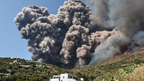 فوران کوه آتشفشان در جزیره استرومبولی در ایتالیا - اسپوتنیک افغانستان  