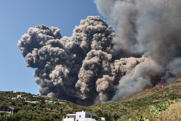 فوران کوه آتشفشان در جزیره استرومبولی در ایتالیا - اسپوتنیک افغانستان  