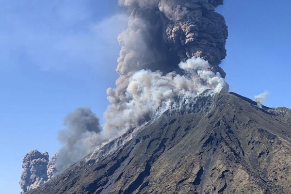 Извержение вулкана Стромболи в Италии - اسپوتنیک افغانستان  